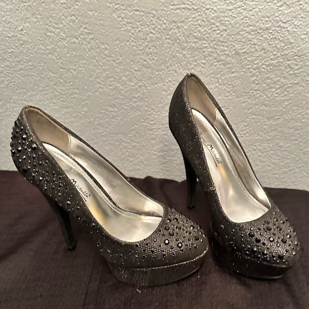 Anne Michelle studded gem high heels size 6
5.5” heel